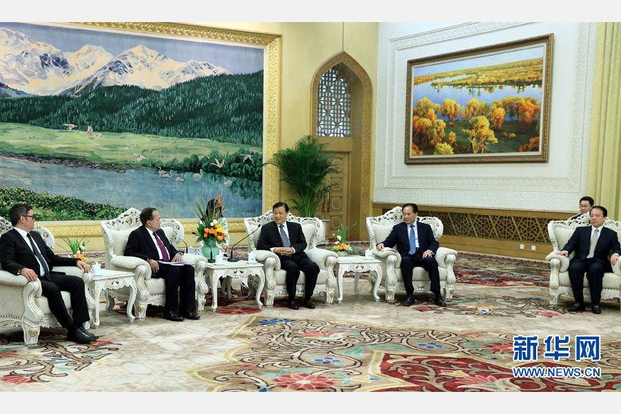  11月30日，中共中央政治局常委、中央书记处书记刘云山在北京人民大会堂会见首届金砖国家媒体峰会代表。 新华社记者鞠鹏摄