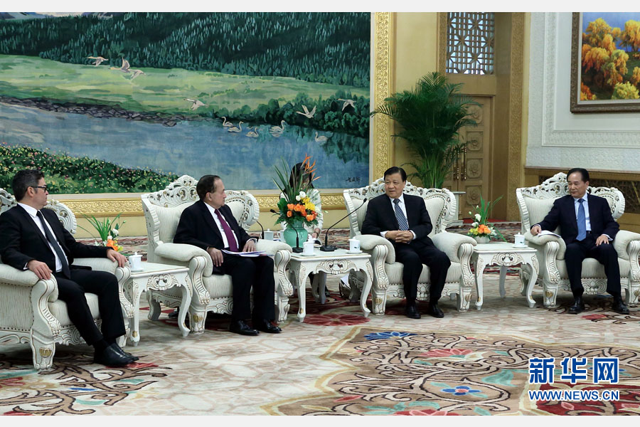 11月30日，中共中央政治局常委、中央书记处书记刘云山在北京人民大会堂会见首届金砖国家媒体峰会代表。 新华社记者鞠鹏摄