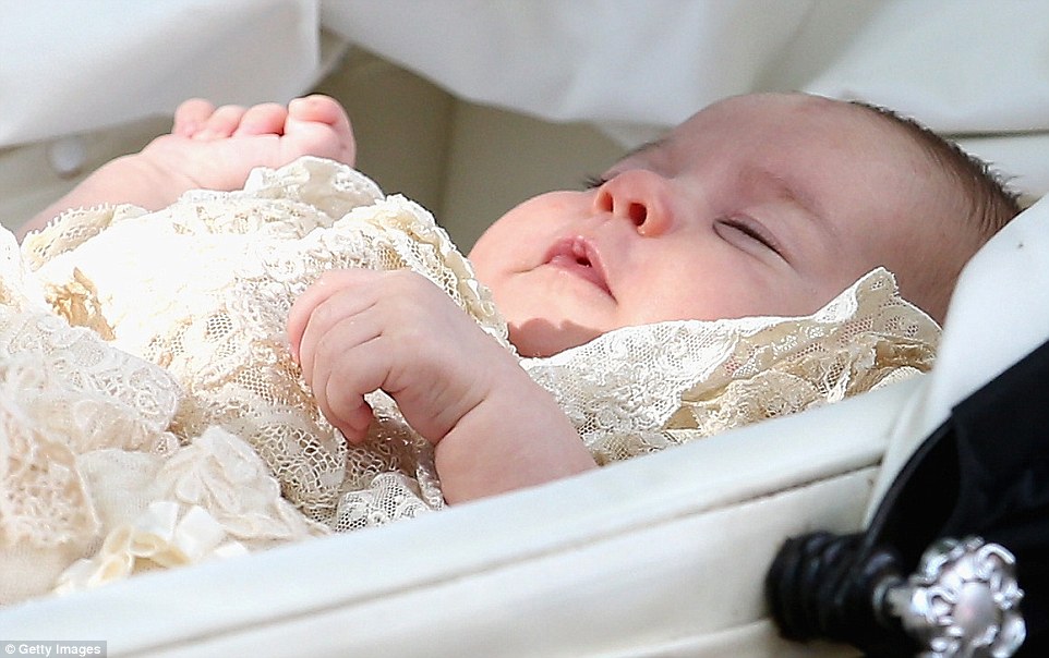 英国王室公布夏洛特公主最新萌照