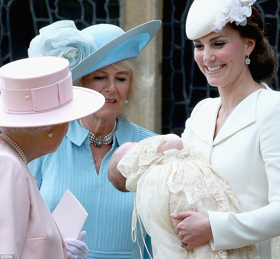 英国王室公布夏洛特公主最新萌照