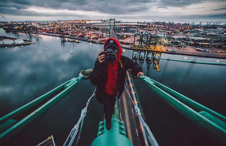 美20岁小伙挑战极限 高空俯拍美景