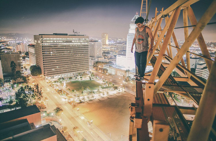 美20岁小伙挑战极限 高空俯拍美景