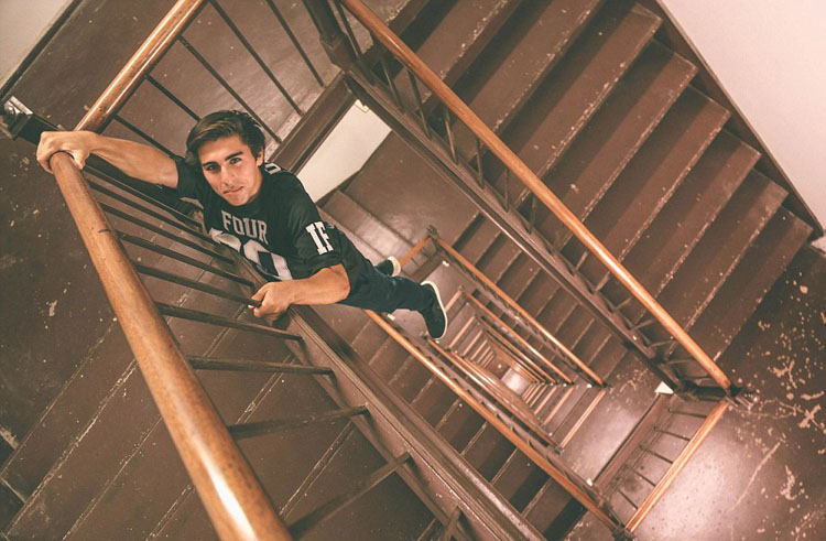 美20岁小伙挑战极限 高空俯拍美景