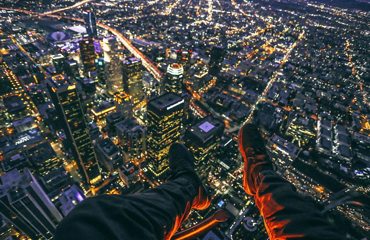 美20岁小伙挑战极限 高空俯拍美景