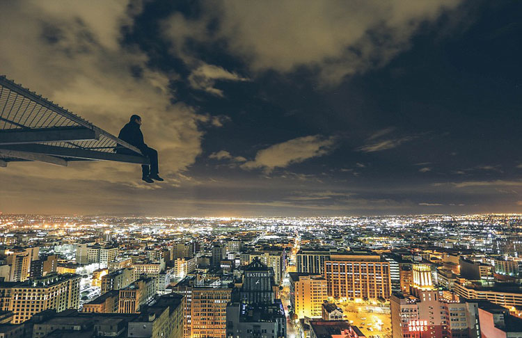 美20岁小伙挑战极限 高空俯拍美景