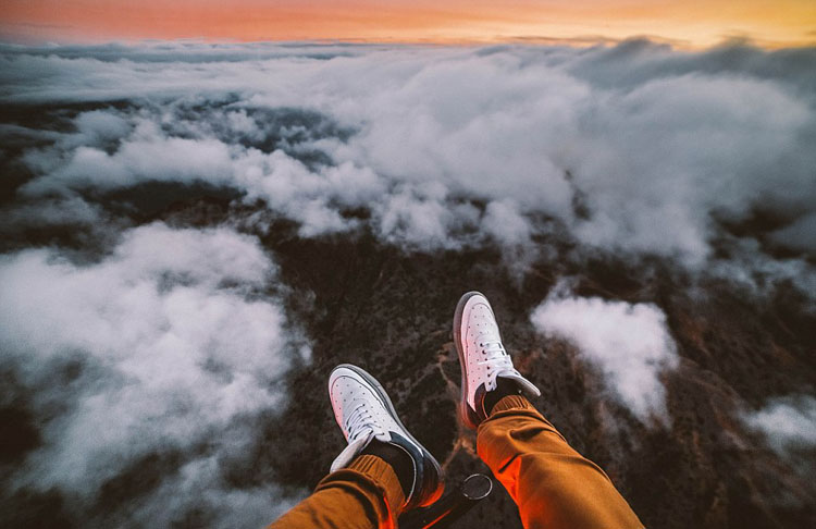 美20岁小伙挑战极限 高空俯拍美景