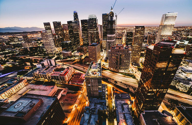 美20岁小伙挑战极限 高空俯拍美景