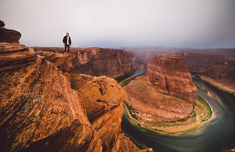 美20岁小伙挑战极限 高空俯拍美景