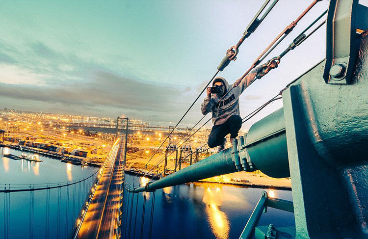 美20岁小伙挑战极限 高空俯拍美景