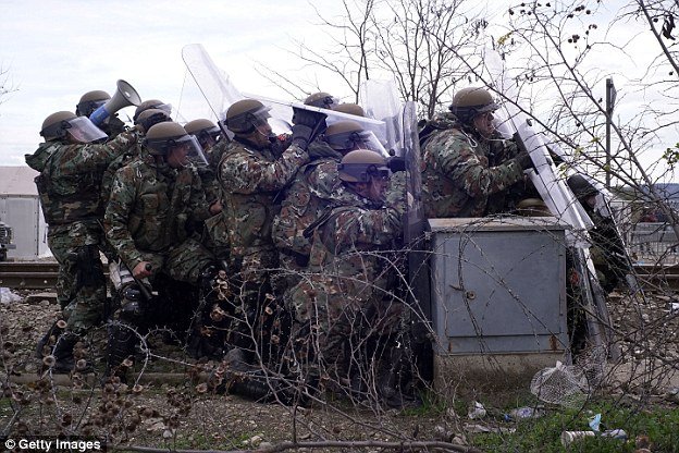 法国一卡车司机开车撞向难民