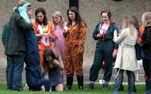 图为新生被要求装扮游街。