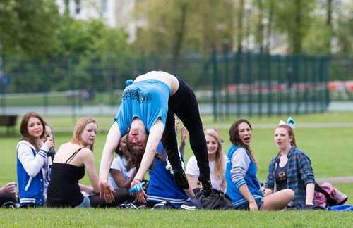 剑桥饮酒狂欢节丑态百出