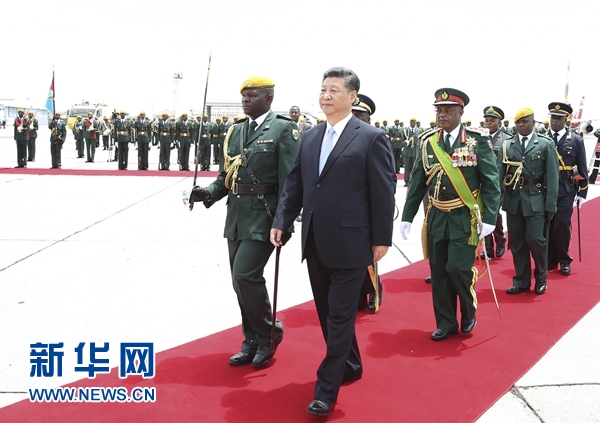 12月1日，中國國家主席習近平乘專機抵達津巴布韋首都哈拉雷，開始對津巴布韋進行國事訪問。津巴布韋總統穆加貝在機場舉行隆重歡迎儀式。這是習近平檢閱儀仗隊。新華社記者 黃敬文 攝 