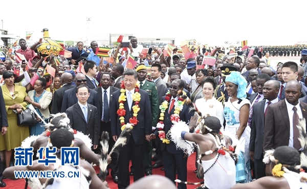 12月1日，中国国家主席习近平乘专机抵达津巴布韦首都哈拉雷，开始对津巴布韦进行国事访问。津巴布韦总统穆加贝在机场举行隆重欢迎仪式。这是当地民众跳起欢快热情的传统舞蹈，欢迎习近平和彭丽媛到访。新华社记者 谢环驰 摄 