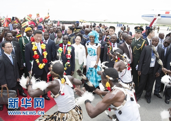 12月1日，中國國家主席習近平乘專機抵達津巴布韋首都哈拉雷，開始對津巴布韋進行國事訪問。津巴布韋總統穆加貝在機場舉行隆重歡迎儀式。這是當地民眾跳起歡快熱情的傳統舞蹈，歡迎習近平和彭麗媛到訪。新華社記者 黃敬文 攝 