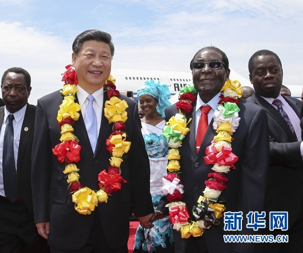 12月1日，中國國家主席習近平乘專機抵達津巴布韋首都哈拉雷，開始對津巴布韋進行國事訪問。津巴布韋總統穆加貝在機場舉行隆重歡迎儀式。這是穆加貝在機場迎接習近平。新華社記者 蘭紅光 攝 
