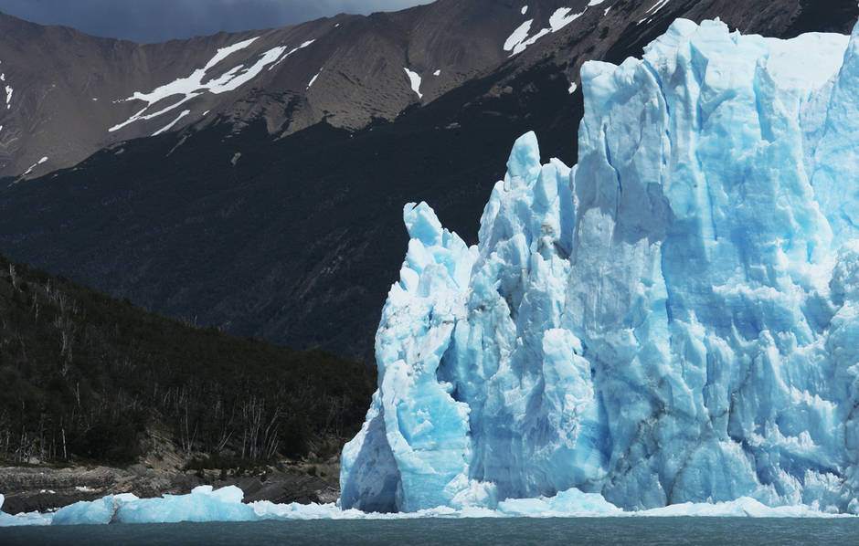 逐渐消融的莫雷诺冰川
