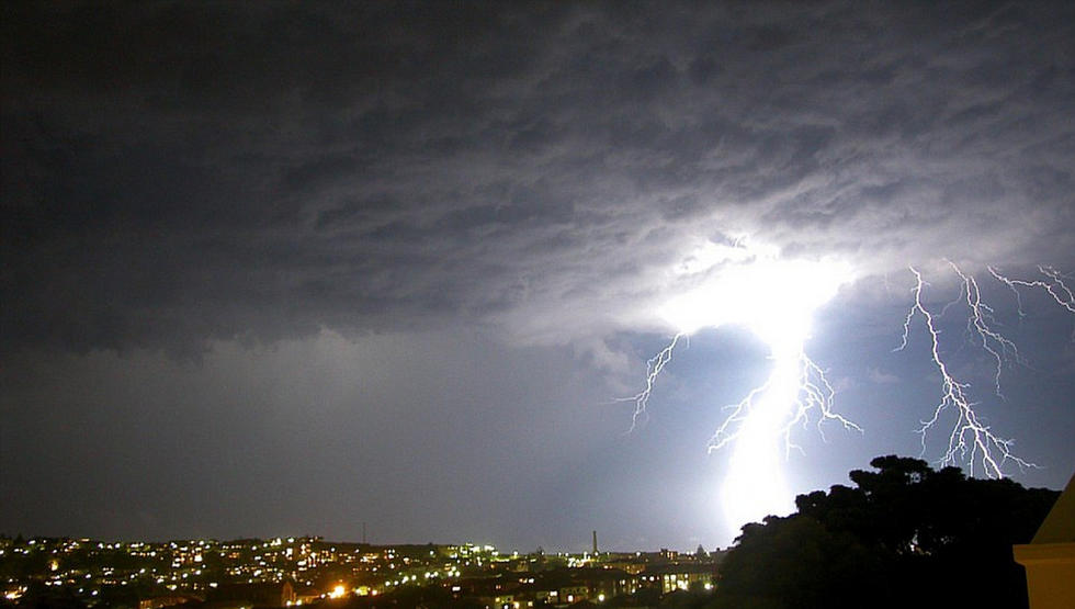 澳洲城市遭10万多道闪电击中 场面壮观