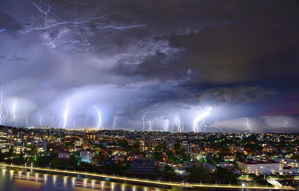 澳洲城市遭10万多道闪电击中 场面壮观