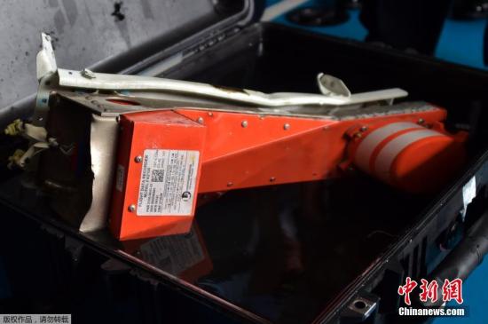 当地时间2015年1月12日,印尼,印尼海军潜水员在爪哇海打捞到飞行数据记录器,登上“班达亚齐”号两栖运输舰。