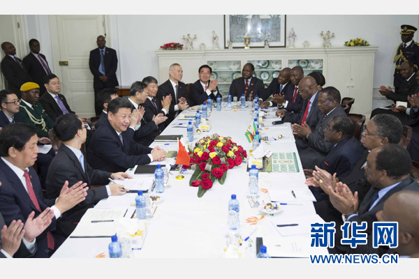 12月1日，国家主席习近平在哈拉雷同津巴布韦总统穆加贝举行会谈。 新华社记者 黄敬文 摄 