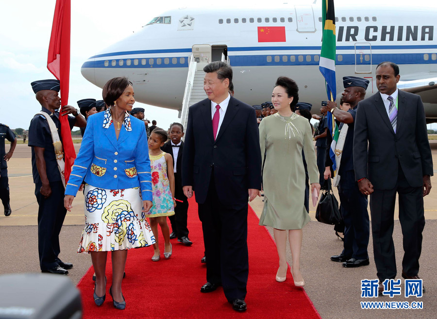 12月2日，国家主席习近平抵达南非首都比勒陀利亚，开始对南非进行国事访问。南非外长马沙巴内等政府高级官员到机场迎接习近平和夫人彭丽媛。新华社记者兰红光摄