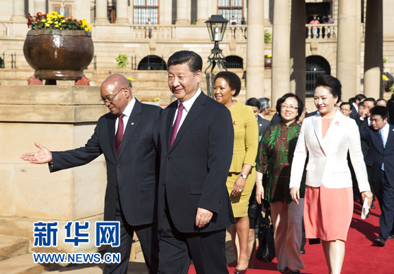 12月2日，国家主席习近平在比勒陀利亚同南非总统祖马举行会谈。这是会谈前，祖马在联邦大厦广场为习近平举行隆重的欢迎仪式。 新华社记者黄敬文 摄 