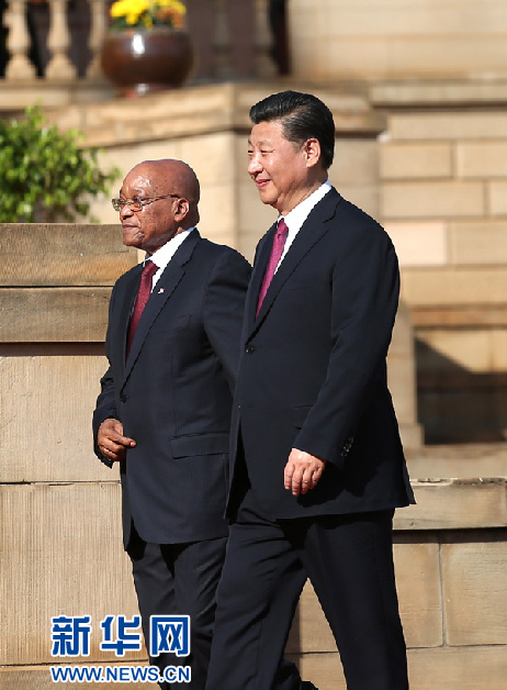 12月2日，国家主席习近平在比勒陀利亚同南非总统祖马举行会谈。这是会谈前，祖马在联邦大厦广场为习近平举行隆重的欢迎仪式。 新华社记者庞兴雷 摄 