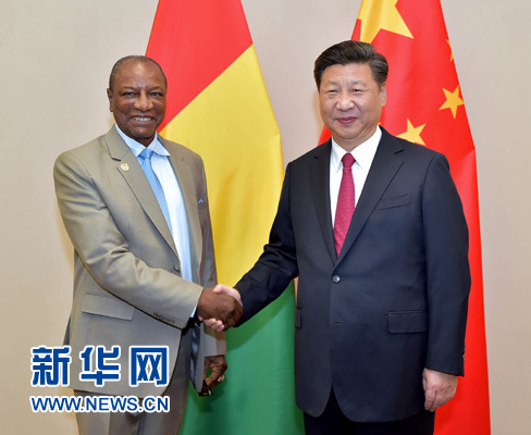 12月3日，國家主席習近平在約翰內斯堡會見幾內亞總統孔戴。新華社記者 李濤 攝
