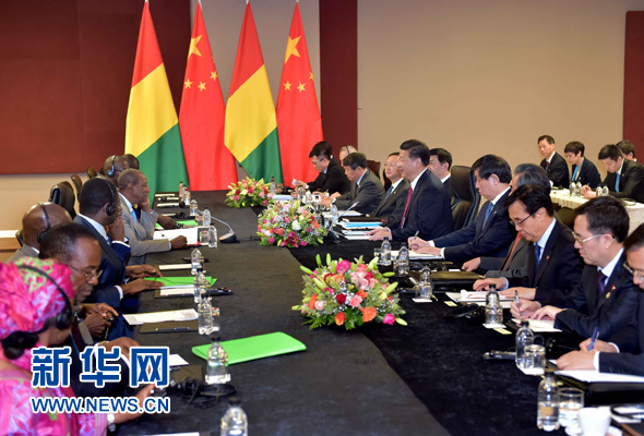 12月3日，国家主席习近平在约翰内斯堡会见几内亚总统孔戴。新华社记者 李涛 摄