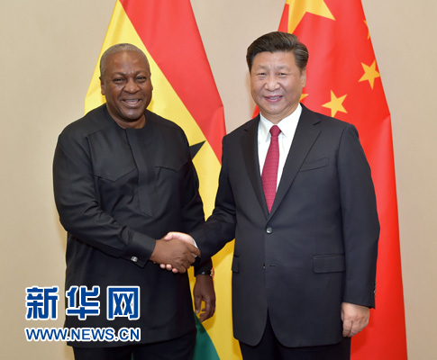 12月3日，国家主席习近平在约翰内斯堡会见加纳总统马哈马。新华社记者 李涛 摄 

