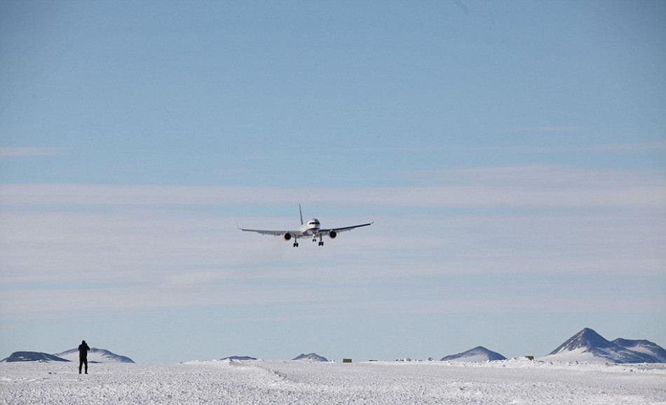 波音757客机首次成功降落南极蓝冰跑道