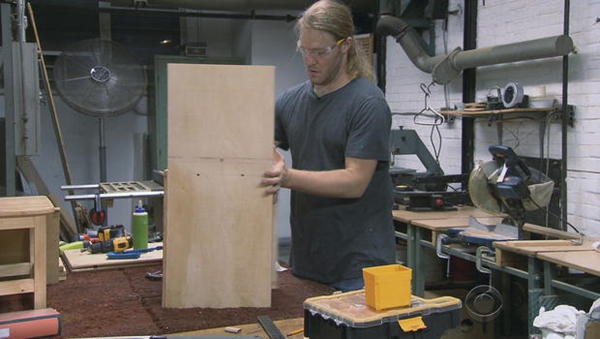 美学校理疗师化身专属木匠 为残疾儿童打造爱心桌椅