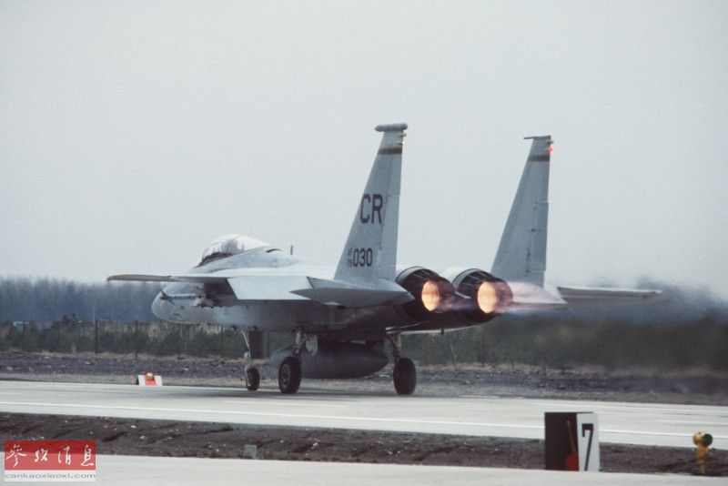 战机在高速公路上起降 场面震撼(组图)