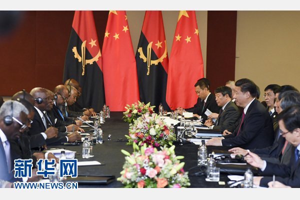 12月3日，国家主席习近平在约翰内斯堡会见安哥拉总统多斯桑托斯。 新华社记者 谢环驰 摄