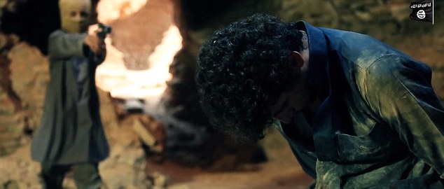 IS强迫儿童用真枪玩捉迷藏并处决俘虏