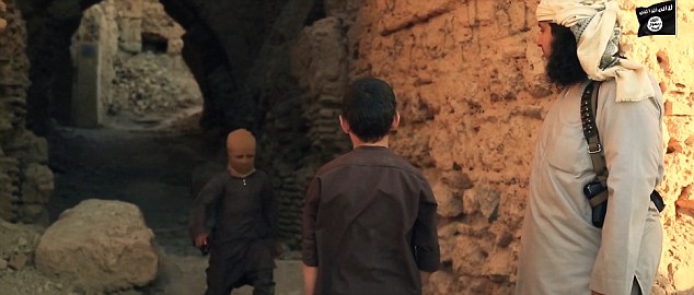 IS强迫儿童用真枪玩捉迷藏并处决俘虏