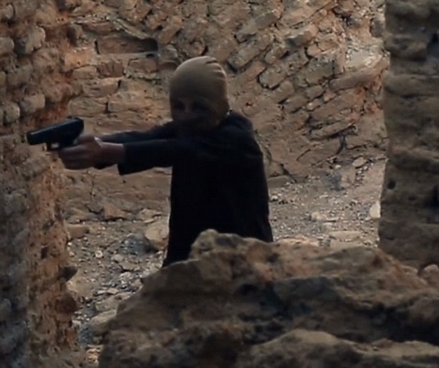 IS强迫儿童用真枪玩捉迷藏并处决俘虏