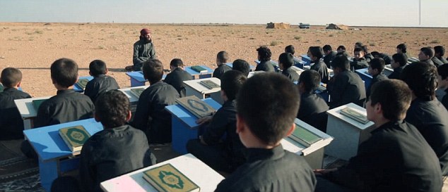 IS强迫儿童用真枪玩捉迷藏并处决俘虏