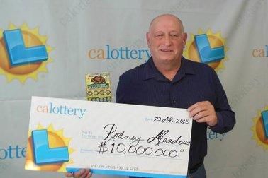 美国加州男子买彩票 先中一千再买又中千万美元