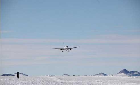 波音客机首降南极