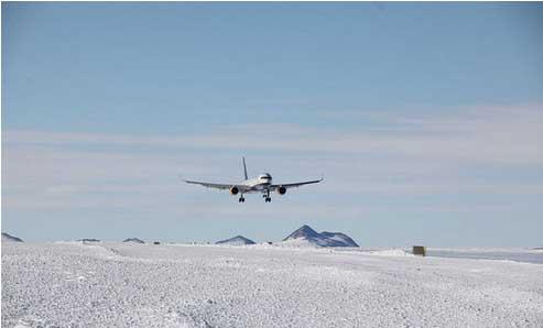 波音客机首降南极