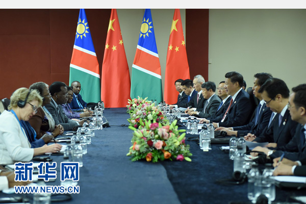 12月4日，国家主席习近平在约翰内斯堡会见纳米比亚总统根哥布。 新华社记者 张铎 摄