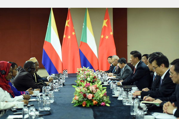 12月4日，国家主席习近平在约翰内斯堡会见科摩罗总统伊基利卢。 新华社记者 张铎 摄 

