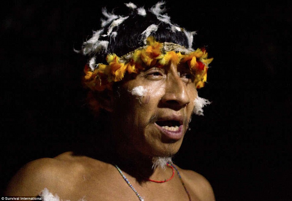 与动物共生的部落：女人用母乳喂养