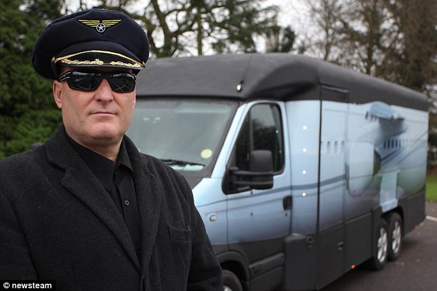 英大叔将汽车改装成公务机 自带