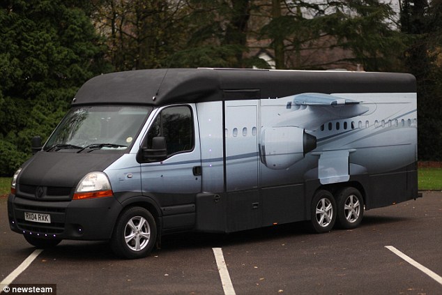 英大叔将汽车改装成公务机 自带