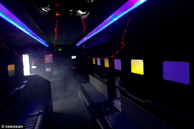 英大叔将汽车改装成公务机 自带