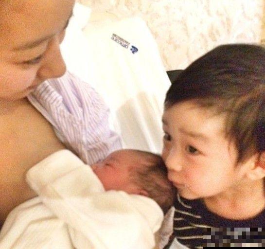 明星二胎曝光拼帅比萌：田亮儿子萌过Kimi