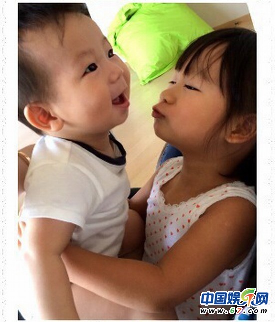 明星二胎曝光拼帅比萌：田亮儿子萌过Kimi